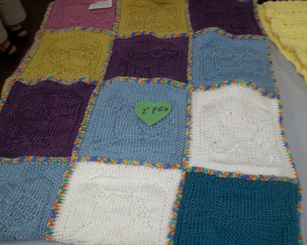 Couverture de bébé au tricot assemblée au crochet