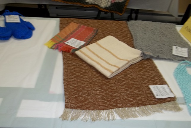 Chemin de table, Napperon, Linge à vaisselle au tissage et Foulard au tricot