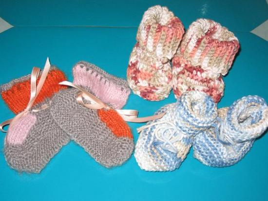 Chaussons bébé (celle du fond est faite au crochet), Aline